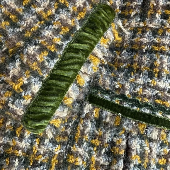 Italian Designer ISOLAMARRAS Vintage
Green Yellow Tweed Blazer with Fringe Trim - Picture 6 of 8